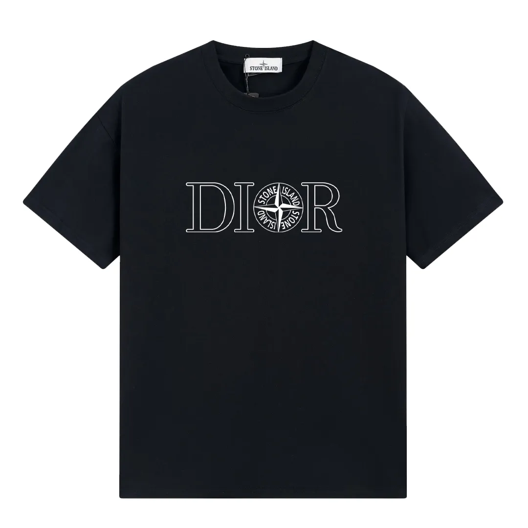W683#P110💰 2025🆕 Stone lsland/Stone Island joint Dior chest logo printed short-sleeved T-shirt ⚠️[Original creation with high control of details] -Made of 260g combed cotton double yarn, soft and comfortable to the touch, sweat-absorbent and breathable. -Simple basic and versatile style, original quality, the first choice for couples. -Made by a large factory, four needles and five threads on the shoulder, neat routing, high quality workmanship. -Same style for men and women, very versatile, one piece for everyone, details are clearly visible. Color: Black White Size: M L